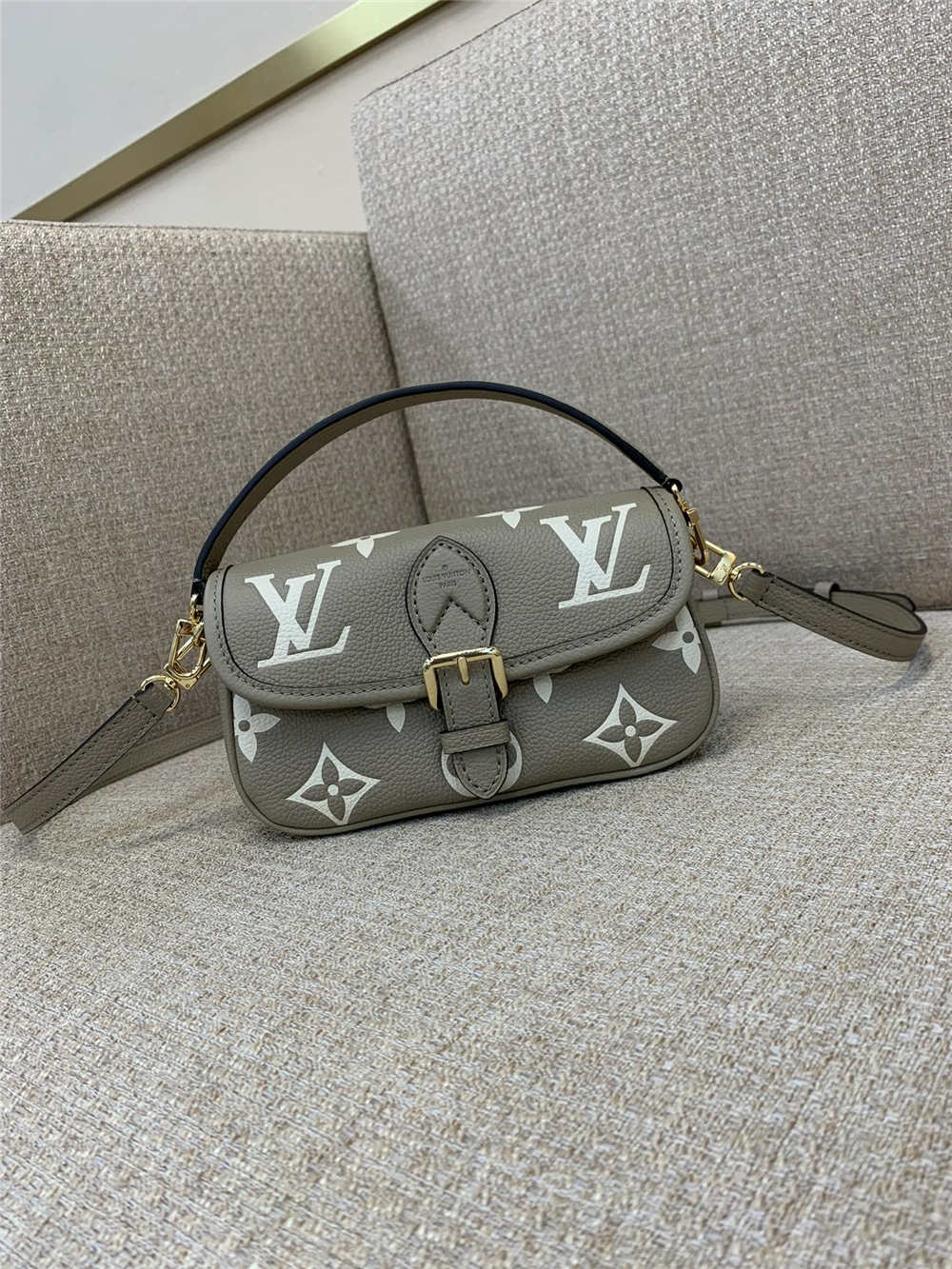 Louis Vuitton NANO DIANE  M83300  size：19x10.5x6cm 2025 new 